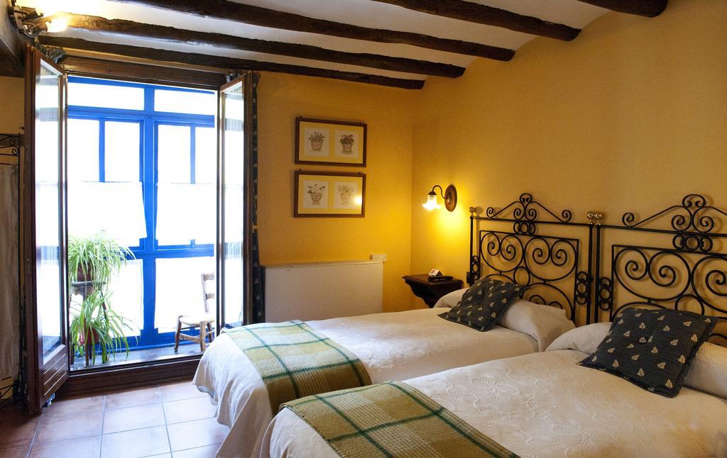 Hostal Santa Agueda Tarazona Ruang foto