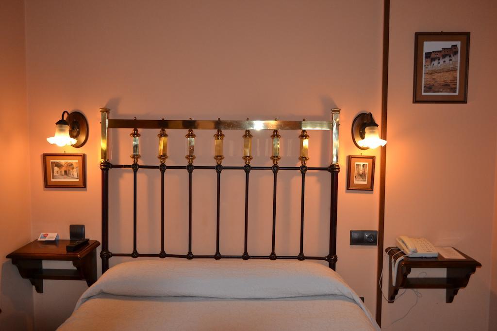 Hostal Santa Agueda Tarazona Ruang foto
