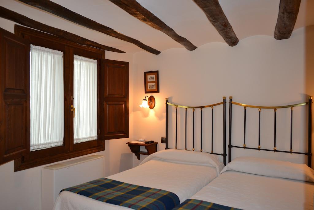 Hostal Santa Agueda Tarazona Ruang foto