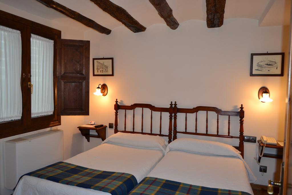 Hostal Santa Agueda Tarazona Ruang foto